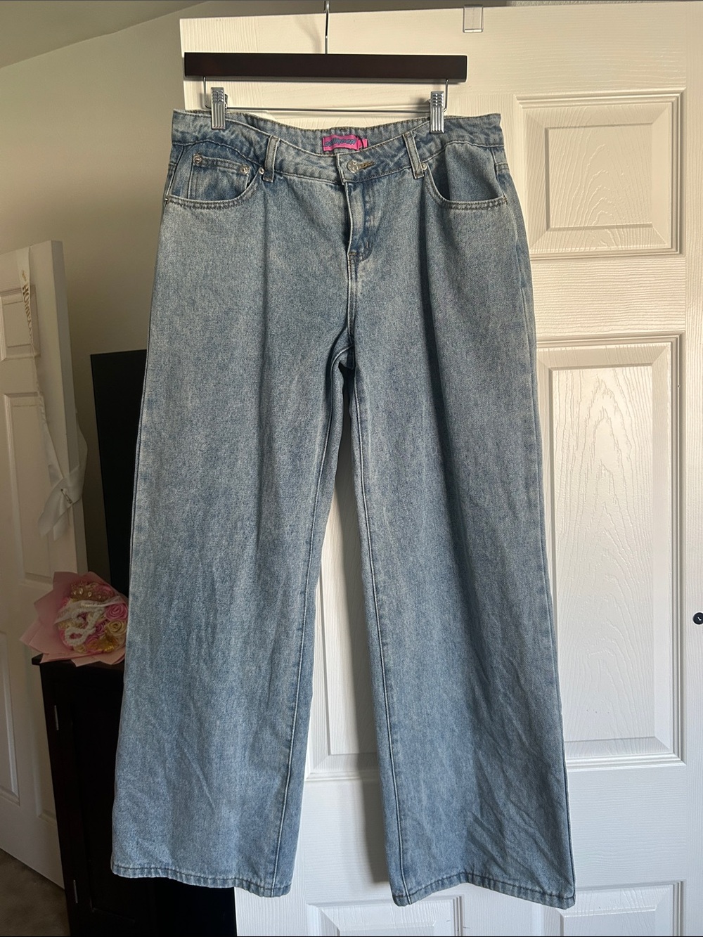 Low-Rise Medium Wash Edikted Bow-Embroidered Jeans